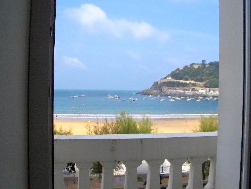 Uitzicht vanuit het hotel aan de baai van Donostia Uitzicht vanuit het hotel aan de baai van Donostia